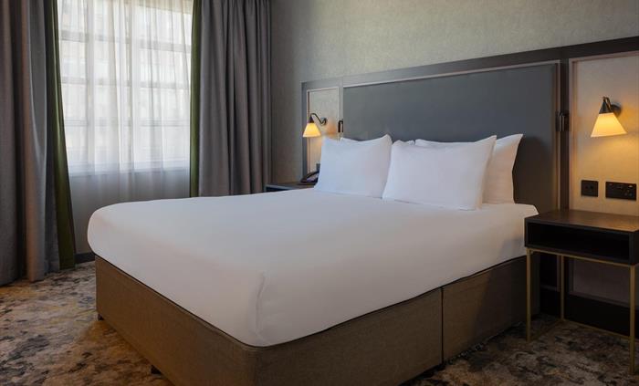 Relax in one of our 202 spacious and contemporary guestrooms, where you'll find a variety of options including king bedded rooms, interconnecting room